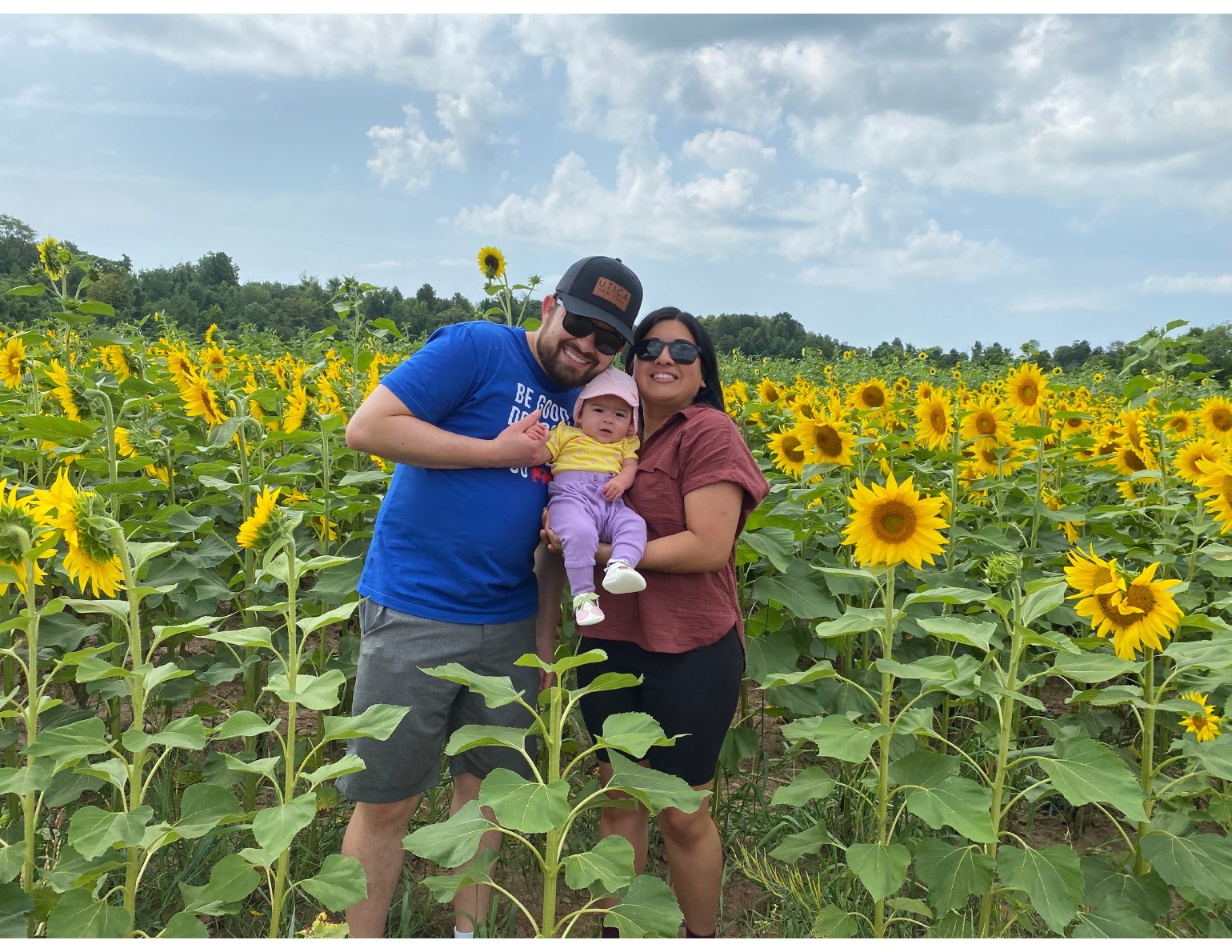 Steven, Rina y Lili en un campo de girasoles