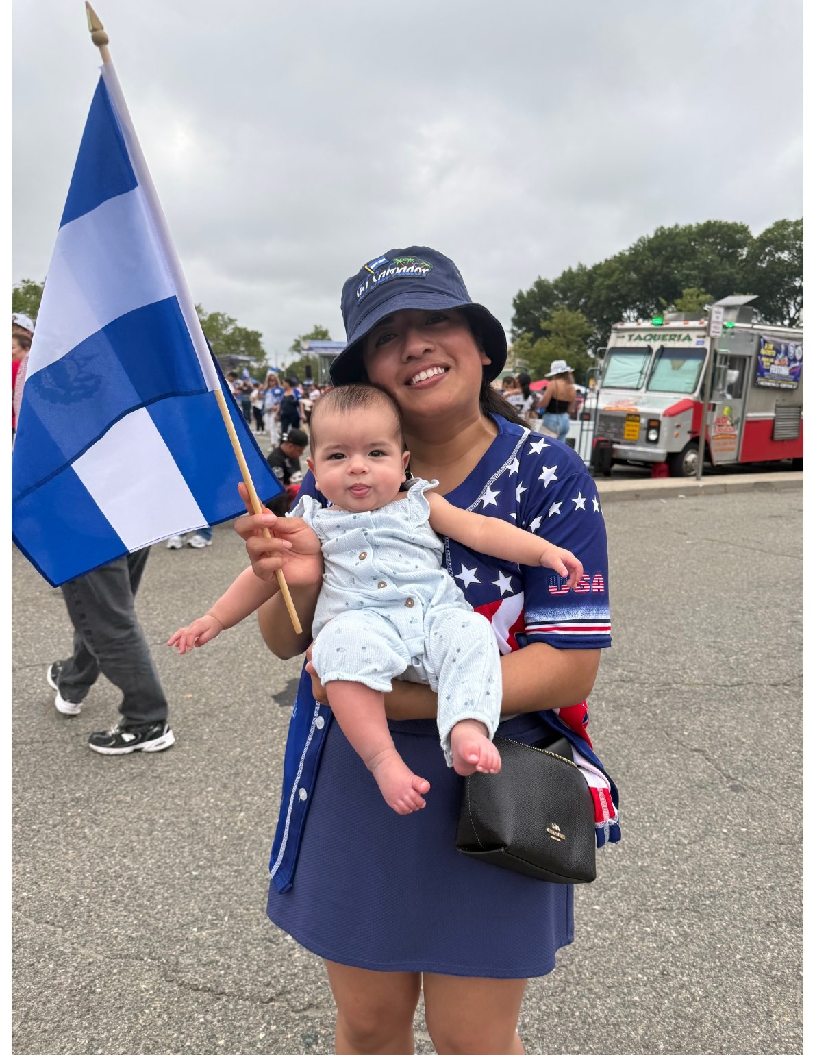 Rina y Lili en una celebración salvadoreña